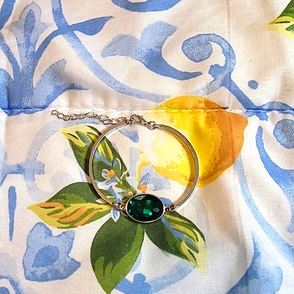 BRAND NEW! PAPARAZZI! Women's or girl's metal silver and green bracelet.